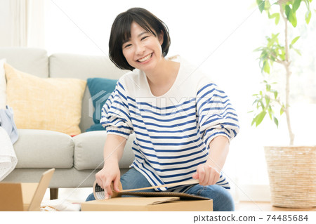 女人整理不必要的物品[包裝] 74485684