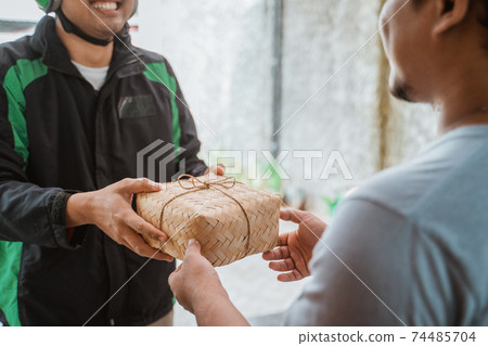 online food shopping service concept 74485704