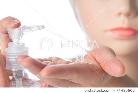 女人手邊的油 女人手邊的油 74486606