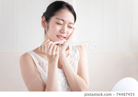 患有蛀牙，感覺過敏和牙周病的女性 74487455