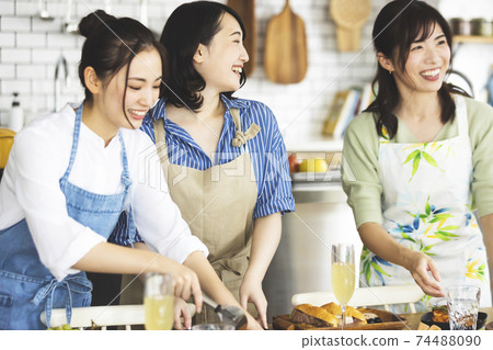 Female cooking class cooking in the kitchen Female cooking class cooking in the kitchen 74488090