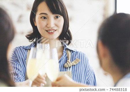 一個女人敬酒 74488318