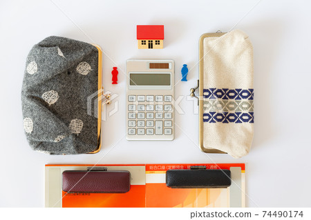 兩個錢包和銀行存摺夫婦夫婦家庭預算對貸款圖像 兩個錢包和銀行存摺夫婦夫婦家庭預算對貸款圖像 74490174