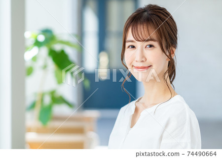 自然的年輕女子 自然的年輕女子 74490664