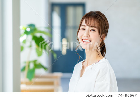 自然的年輕女子 自然的年輕女子 74490667