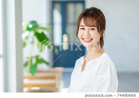 自然的年輕女子 74490669
