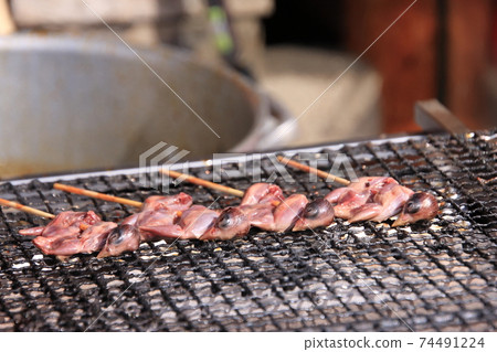 著名的麻雀烤雞肉串伏見稻荷大社 74491224