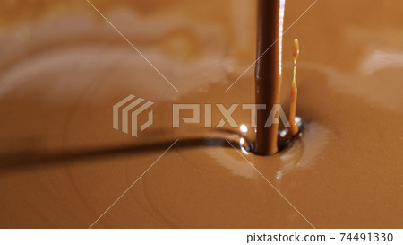 加熱融化的融化巧克力（牛奶巧克力） 74491330