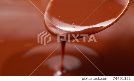 Melted chocolate (milk chocolate) that has been heated and melted 74491331