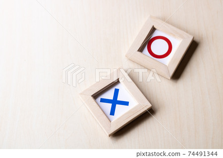 Two choices of symbols "Maru" and "X" Two choices of symbols "Maru" and "X" 74491344