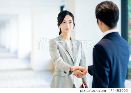 握手的女商人“ LINK FOREST”射擊合作 握手的女商人“ LINK FOREST”射擊合作 74493903