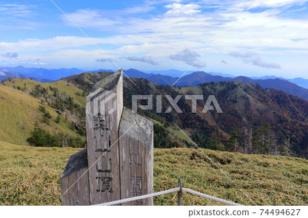 敦賀山頂峰秋天（德島縣） 74494627
