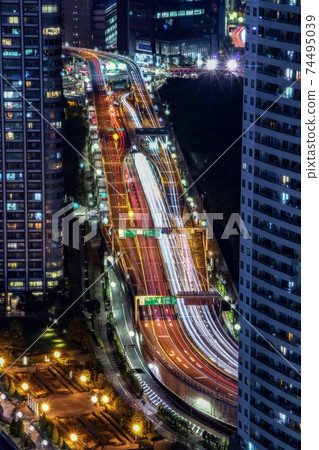 縫製建築物的光跡 74495039