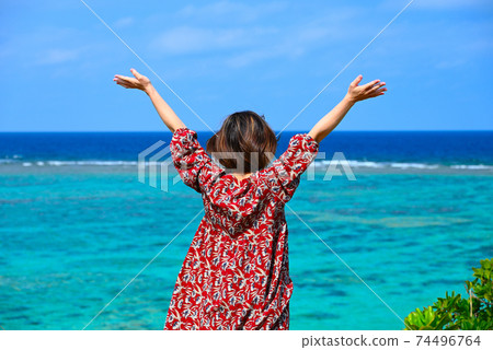 庫存照片：沖繩島單獨旅行海和的婦女① 74496764