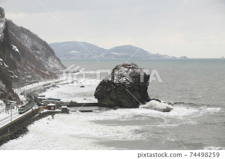 Rapid airport running along the Sea of Japan in winter Rapid airport running along the Sea of Japan in winter 74498259