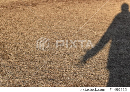 伸開雙手剪影 伸開雙手剪影 74499313