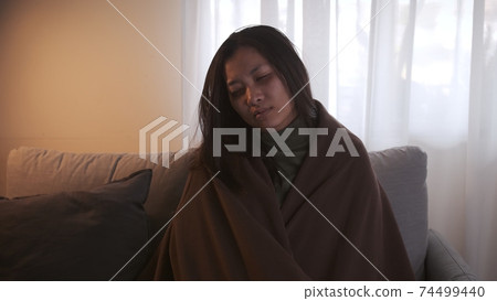 Young Asian woman with a black edge shakes her whole body is about to catch cold Young Asian woman with a black edge shakes her whole body is about to catch cold 74499440