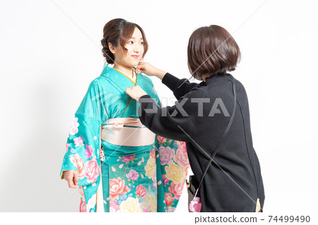 穿著和服的女人和梳妝台的女人 74499490