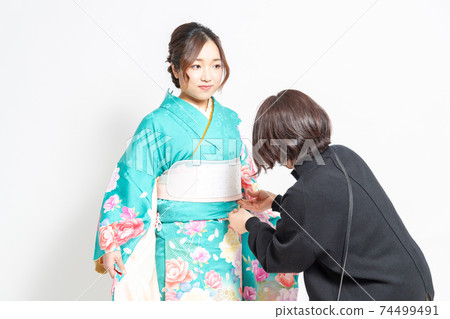 穿著和服的女人和梳妝台的女人 74499491