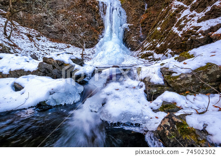 Frozen waterfalls and mountain streams Frozen waterfalls and mountain streams 74502302