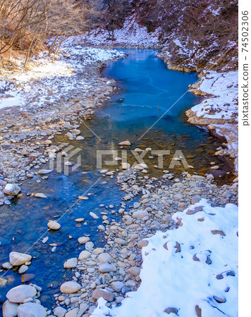 白雪河在嚴冬(垂直) 白雪河在嚴冬(垂直) 74502306