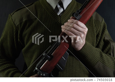 一個拿著槍式步槍的人 74503018