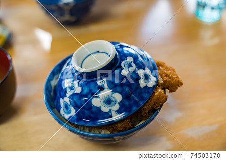 草莓炸肉排碗 草莓炸肉排碗 74503170