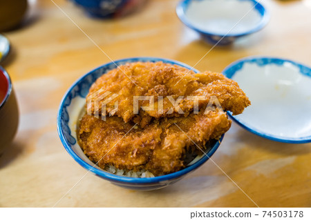 草莓炸肉排碗 草莓炸肉排碗 74503178