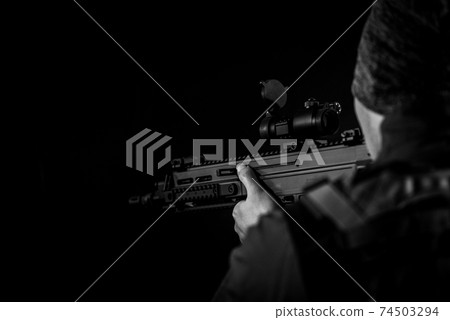 拿著突擊步槍的人 74503294