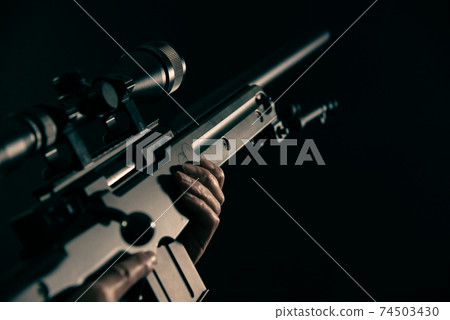 拿著狙擊步槍的人 74503430