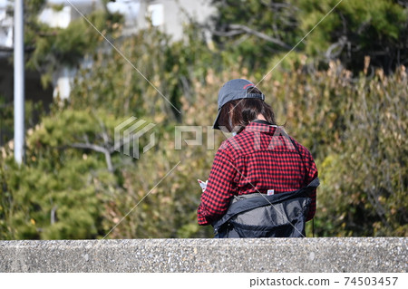 放鬆在公園裡一個年輕女子的背的風景 74503457