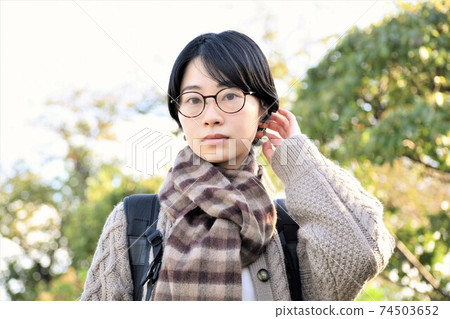 戴著眼鏡的短頭髮的年輕日本女子 戴著眼鏡的短頭髮的年輕日本女子 74503652