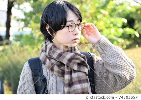 戴著眼鏡的短頭髮的年輕日本女子 戴著眼鏡的短頭髮的年輕日本女子 74503657