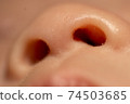 嬰兒鼻孔特寫 74503685