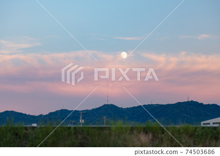 月亮和日落黃昏 74503686