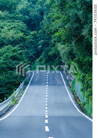 山區的一條直線路 74503688