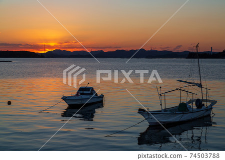 Sunrise in Setouchi: A view of the fishing port dyed in the color of the sunrise Sunrise in Setouchi: A view of the fishing port dyed in the color of the sunrise 74503788