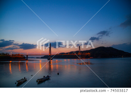Night view of the dawn bridge in Setouchi and fishing boats 74503817