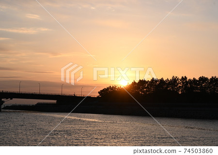 Sunset scenery of Tokyo Bay 74503860