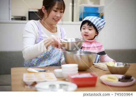 家長和孩子們製作糖果 家長和孩子們製作糖果 74503964