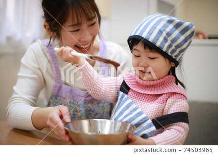 Parents and children making sweets Parents and children making sweets 74503965