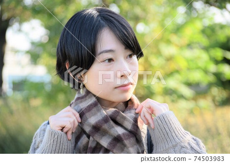 日本年輕女性，短髮，穿著消聲器 74503983