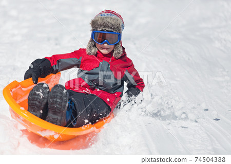 winter family fun 74504388