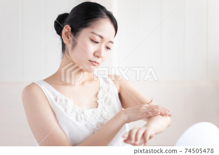 女人應用身體霜（問題） 74505478