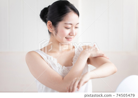 婦女畫身體霜 74505479