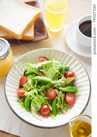 Large salad 74507380
