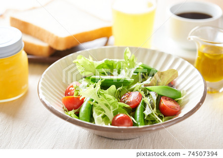 Large salad 74507394