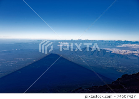 富士山的陰影富士山和朝霧高原的景觀/南阿爾卑斯山 74507427