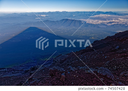 富士山的陰影富士山和朝霧高原的景觀/南阿爾卑斯山 74507428