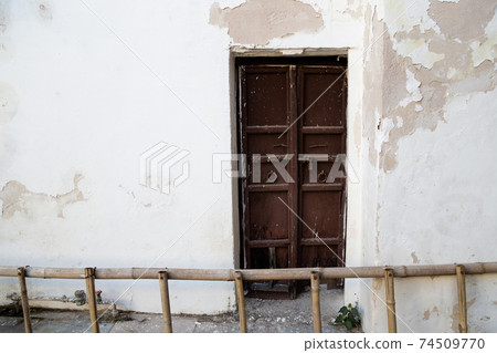Bagore Ki Haveli, old house door and wall in Udaipur, India Bagore Ki Haveli, old house door and wall in Udaipur, India 74509770